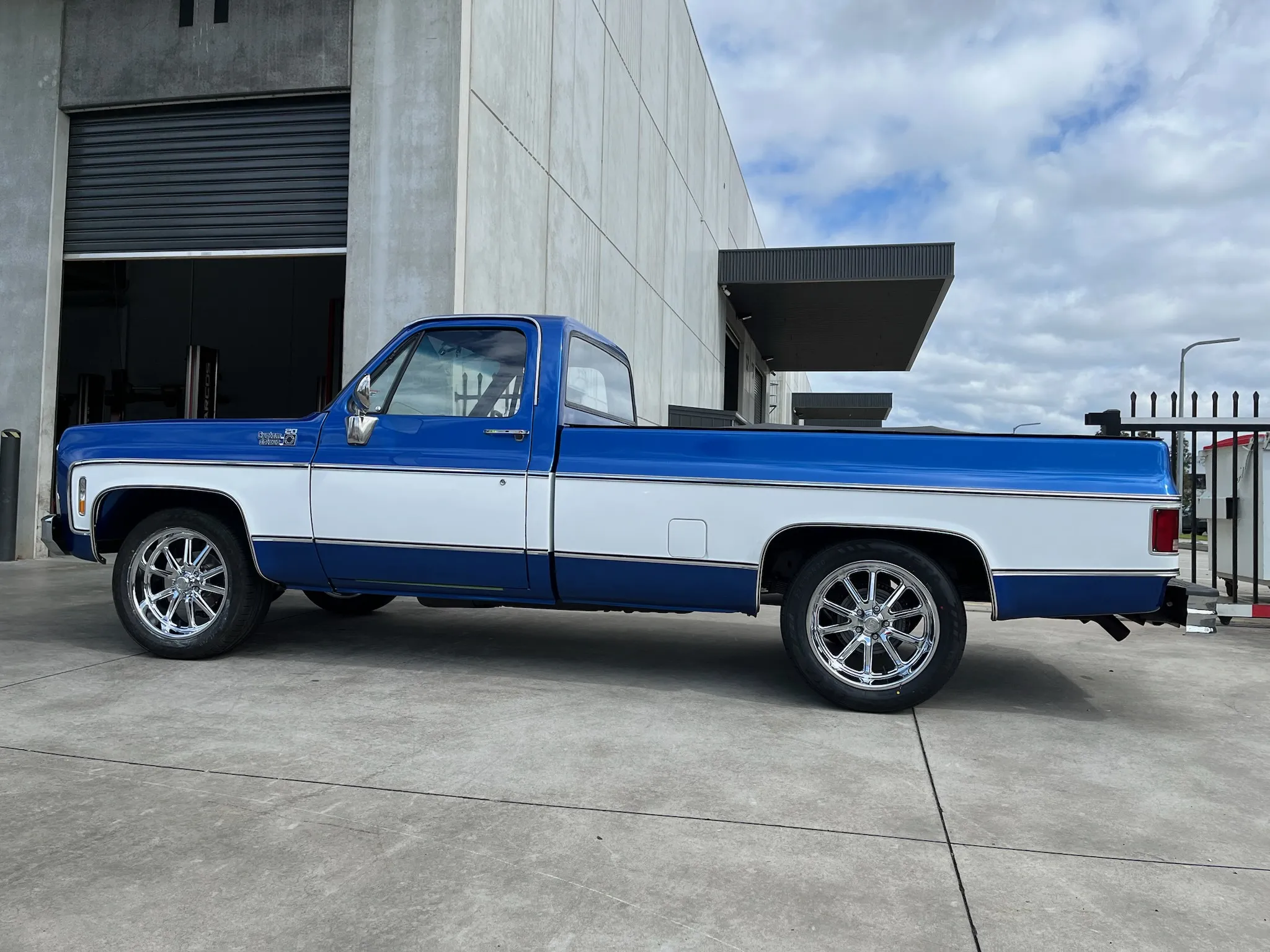 CHEV C20 with U.S MAG RAMBLER 20 INCH CHROME |  | CHEV